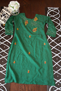 Women Embroidered Muslin Straight Kurta