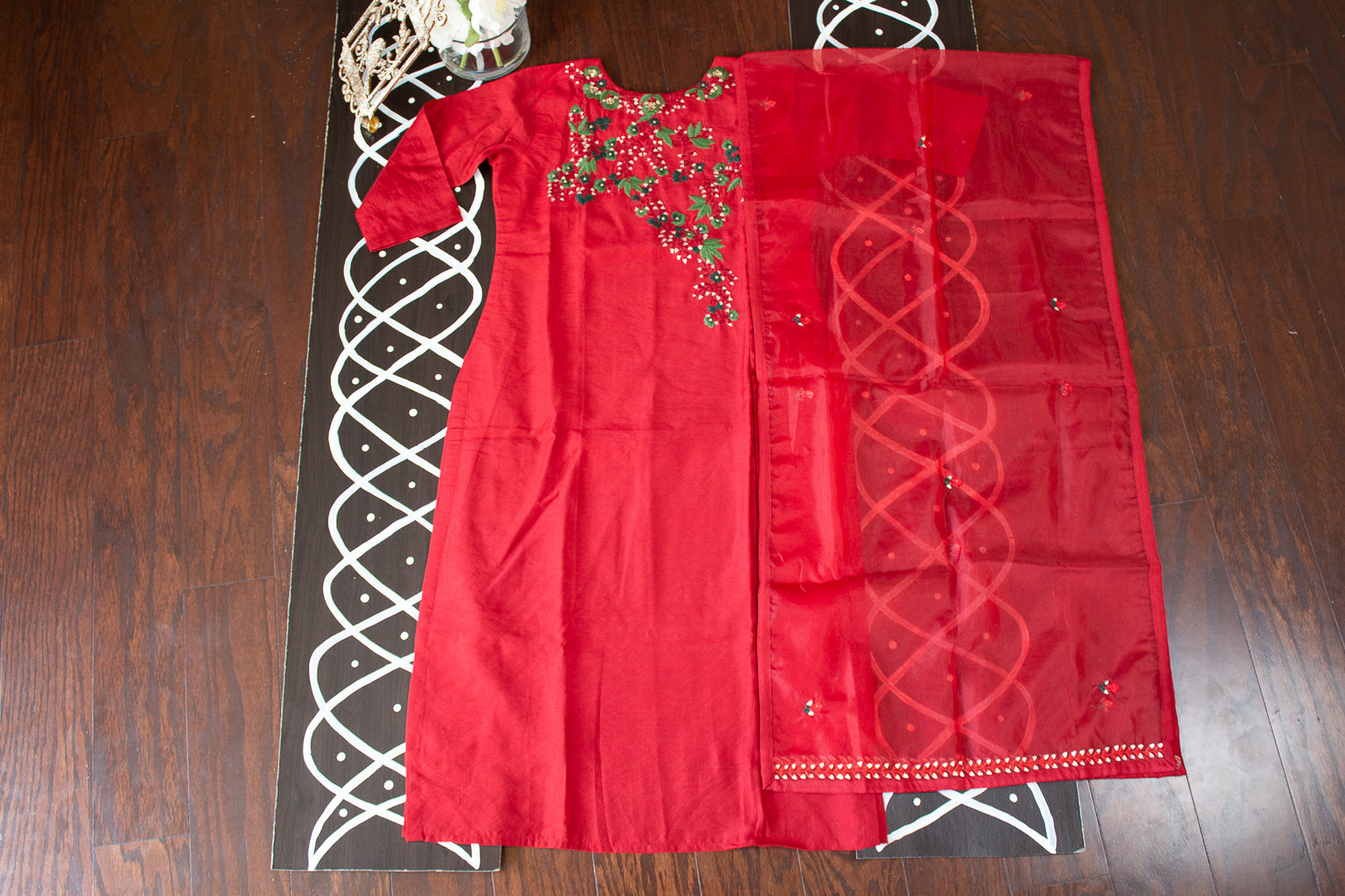 Women Embroidered Muslin Straight Kurta With Side Cuts And Orgaza Duppata